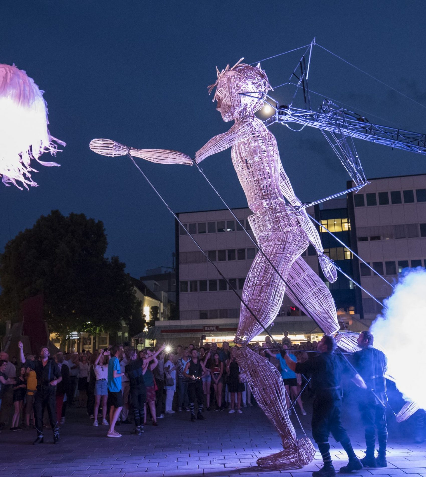 Kaiserslautern. Alles Muss Raus. Cie L'Homme Debout. Poetische Show, Start am Martinsplatz und Zug durch die Fußgängerzone zum Stiftsplatz.      20.07.2018  Foto: Martin Goldhahn / view